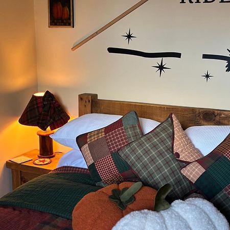 Bumbleberry Cottage Gresford Bagian luar foto
