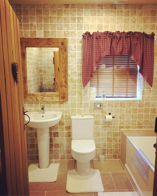 Bumbleberry Cottage Gresford Bagian luar foto
