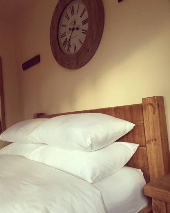 Bumbleberry Cottage Gresford Bagian luar foto