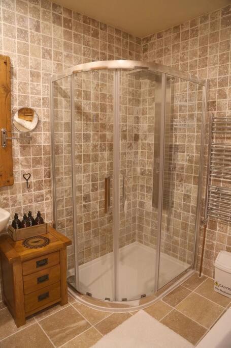 Bumbleberry Cottage Gresford Bagian luar foto