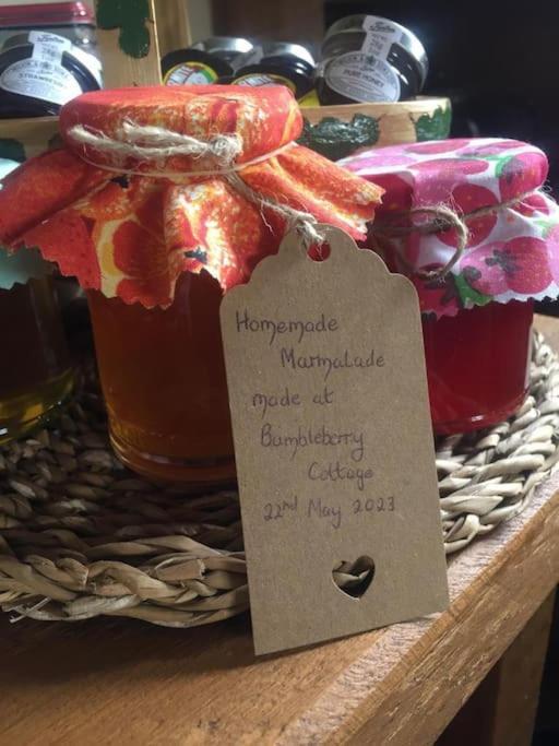 Bumbleberry Cottage Gresford Bagian luar foto