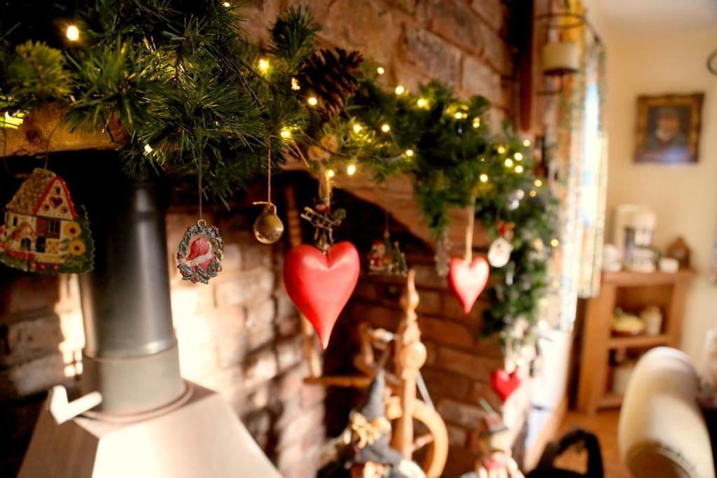Bumbleberry Cottage Gresford Bagian luar foto