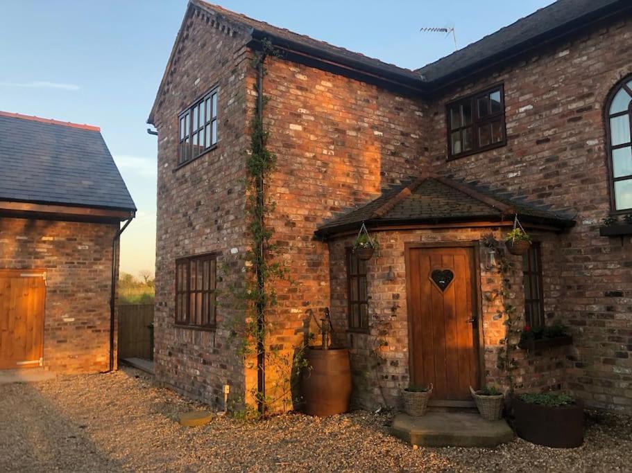 Bumbleberry Cottage Gresford Bagian luar foto