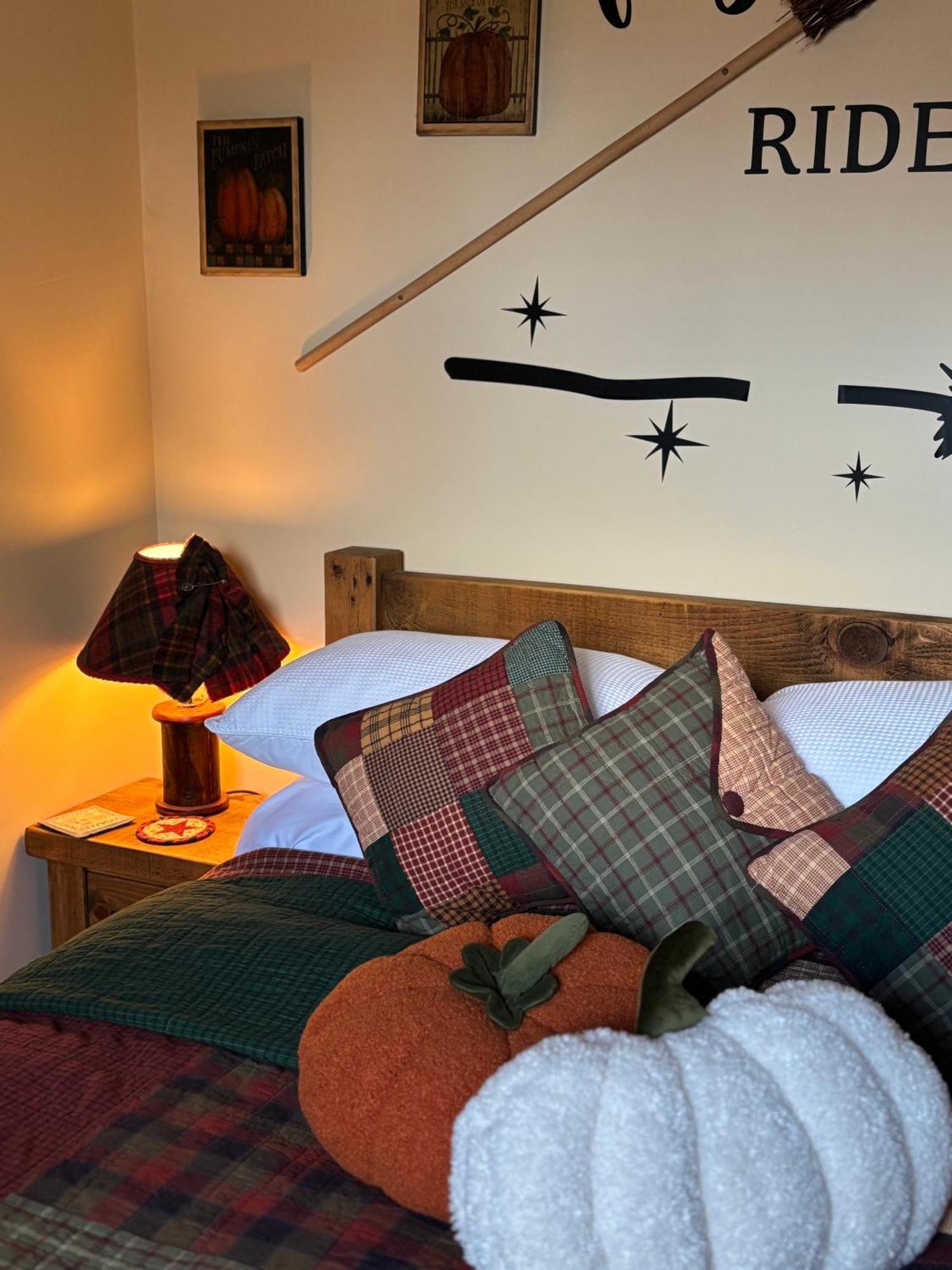 Bumbleberry Cottage Gresford Bagian luar foto